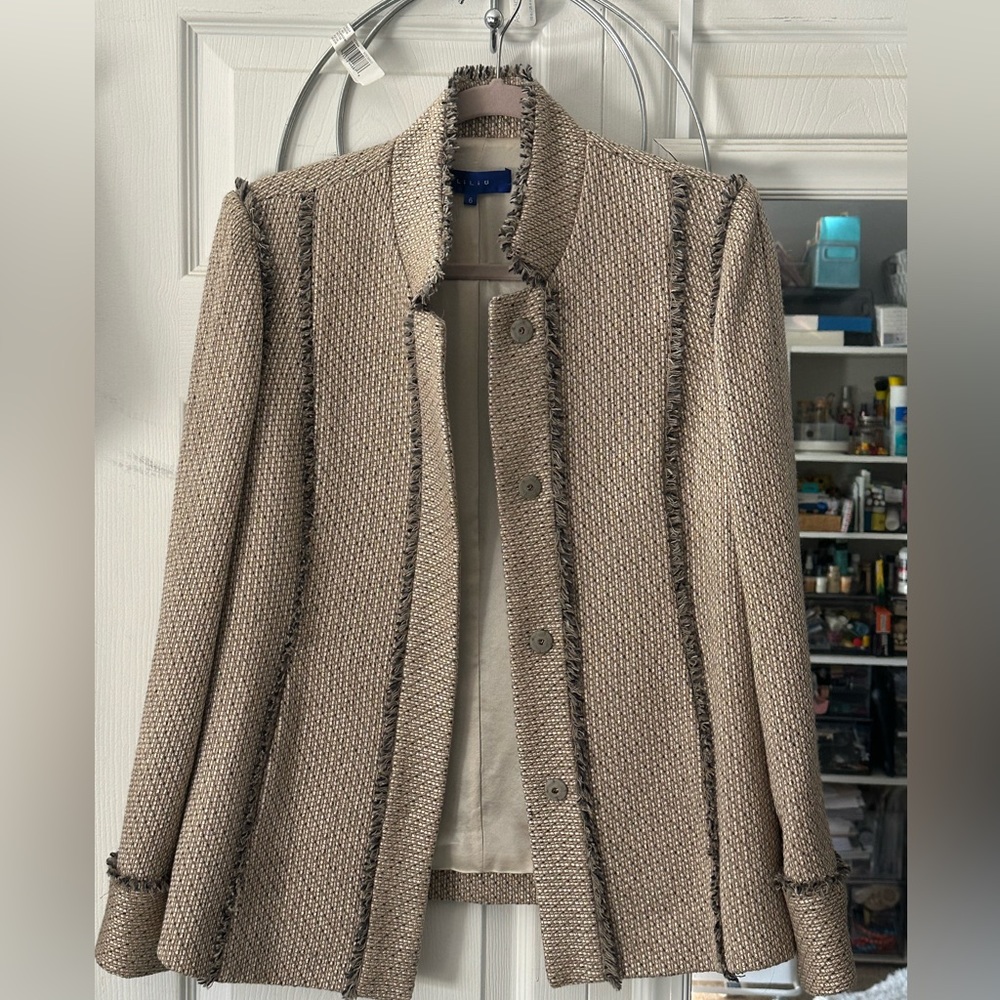 Liliu 48% wool , silk lined blazer . Size 6.